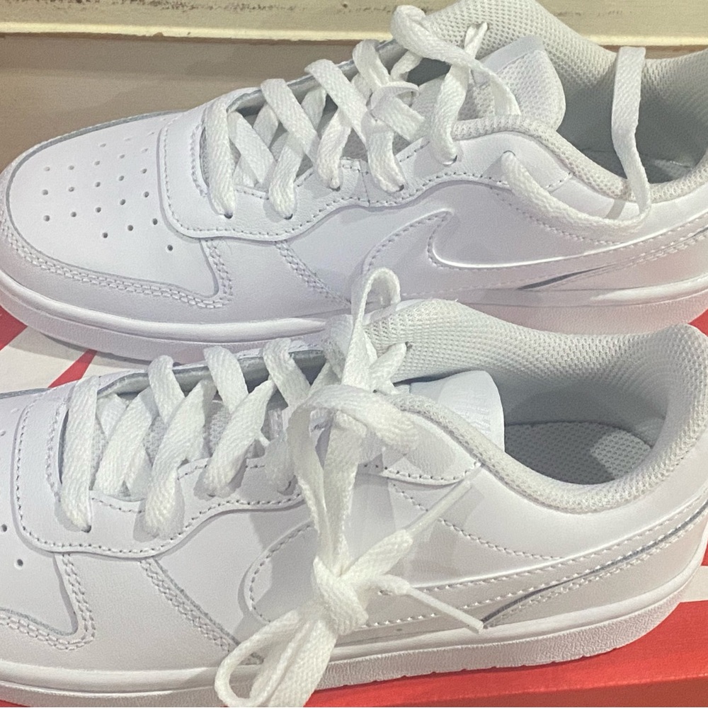 Nike  Air Force 1! New! Never worn! Size: 6.5 w or 5y !White Leather Sneakers